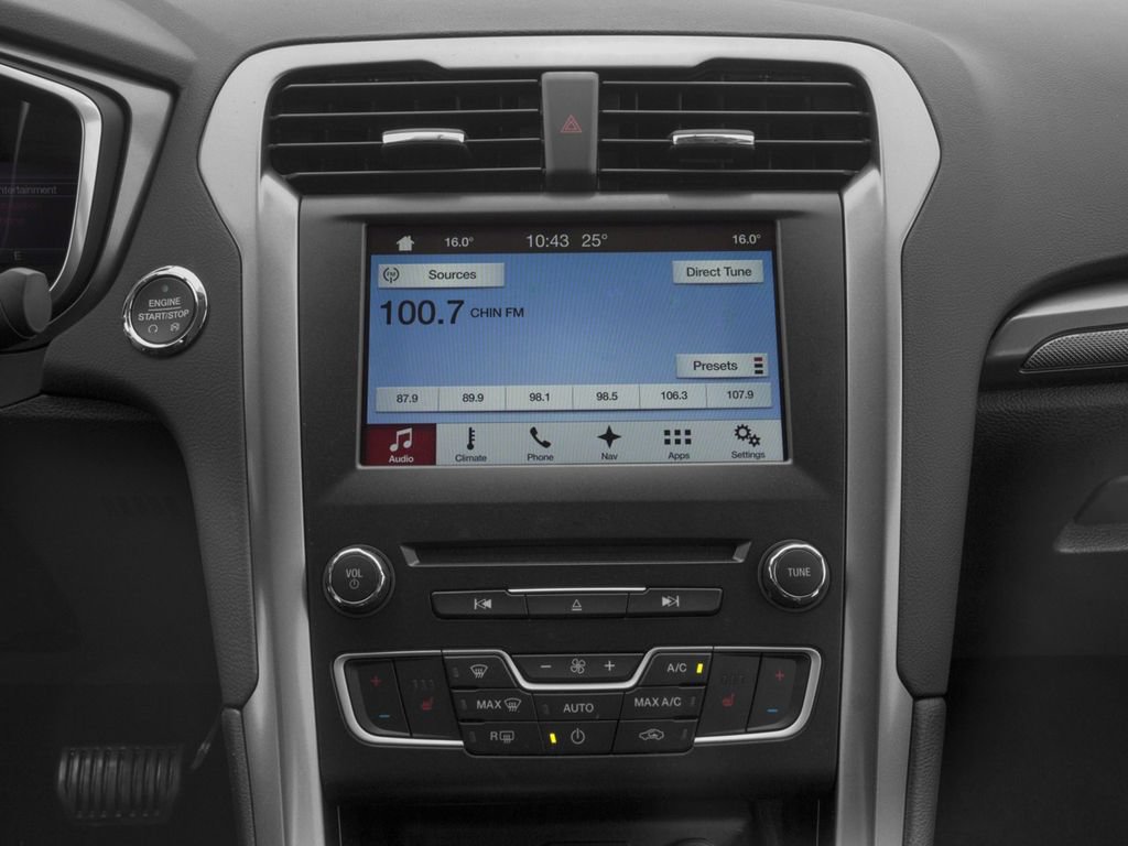 Used 2018 Ford Fusion SE w/ Fusion SE Technology Package FWD image 11