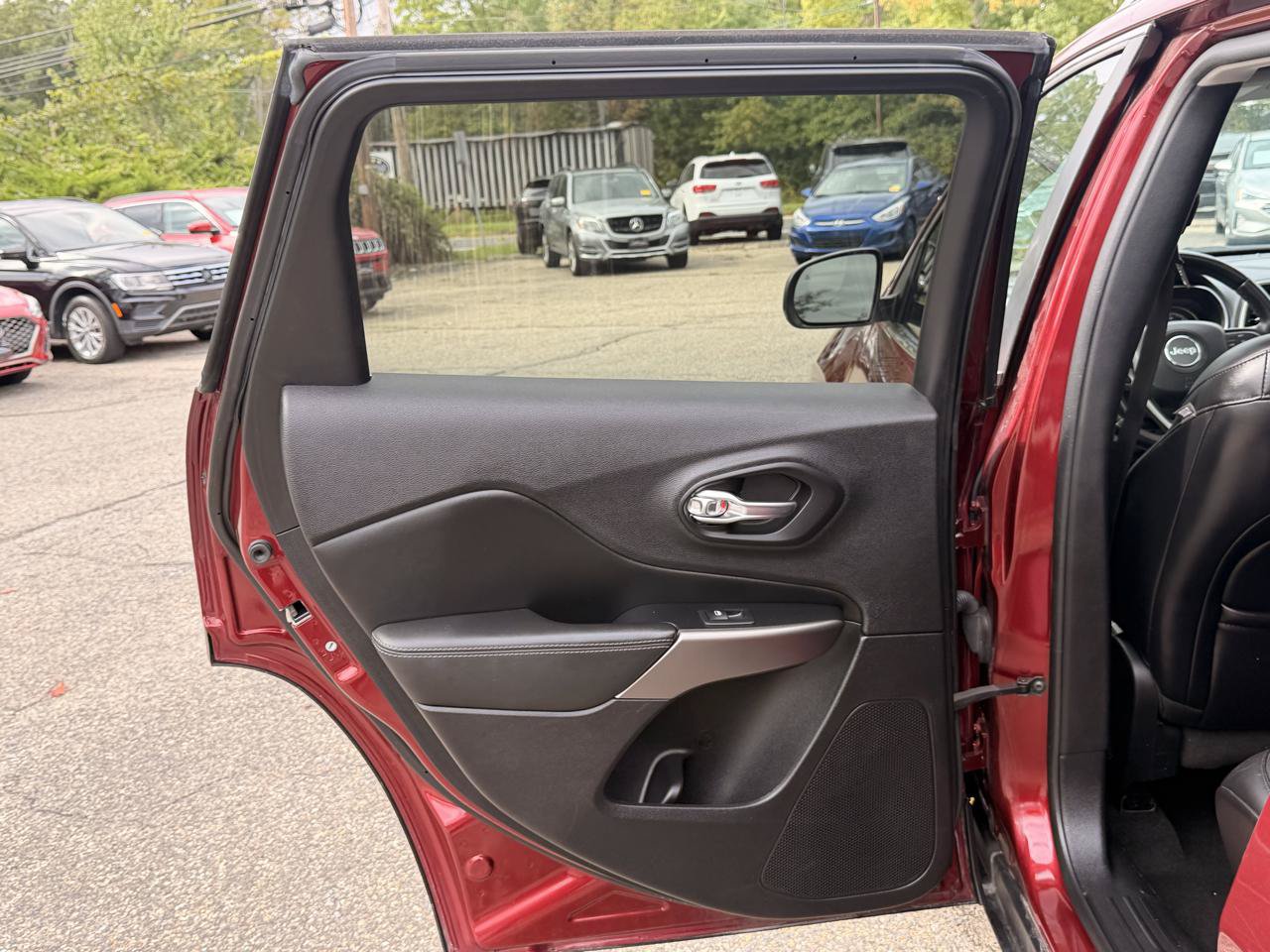 Used 2019 Jeep Cherokee Limited AWD/4WD image 17