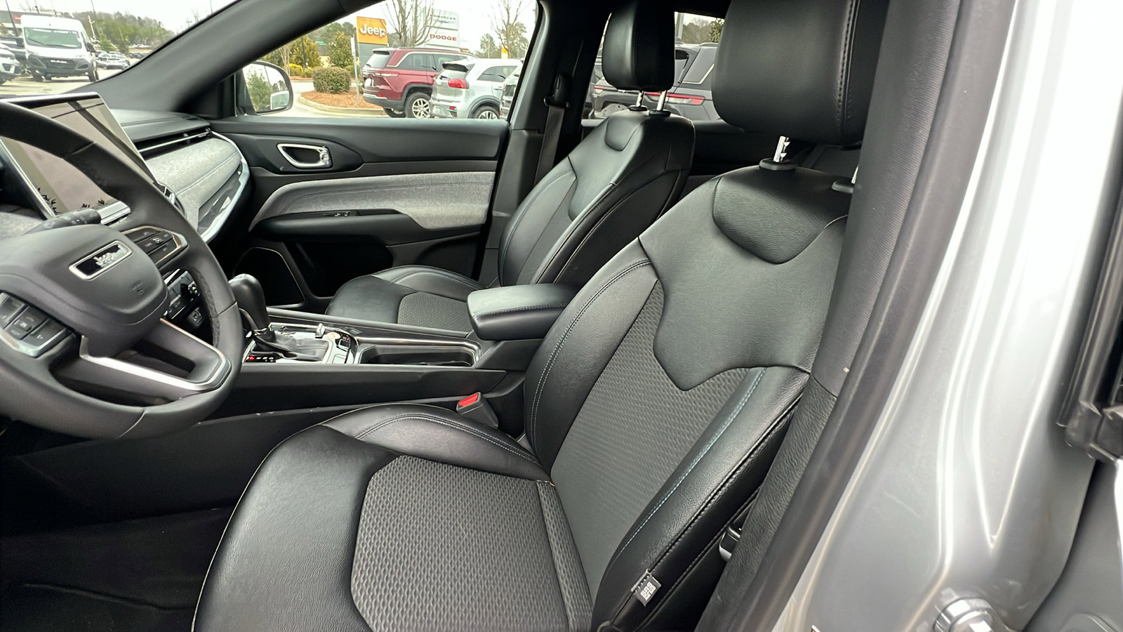 Used 2024 Jeep Compass Latitude image 17