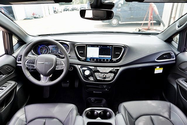 New 2026 Chrysler Pacifica Select AWD/4WD image 24