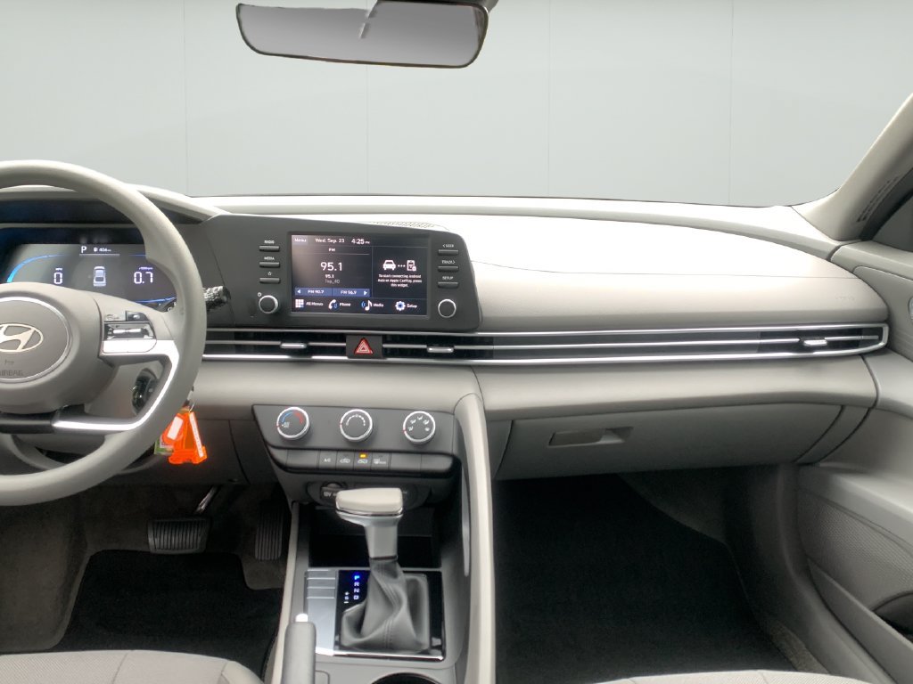 Certified 2026 Hyundai Elantra SE w/ Cargo Package FWD image 19
