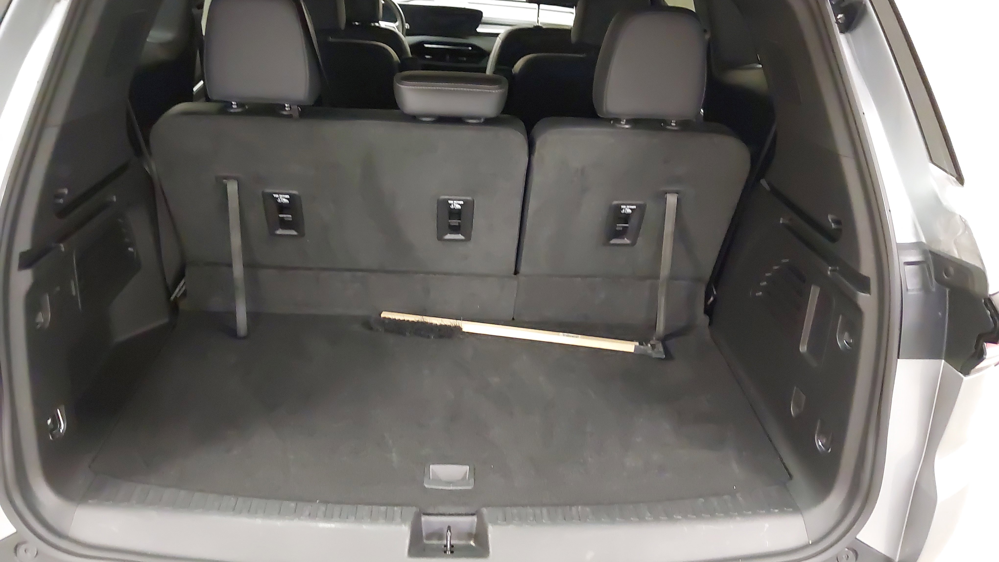 Used 2025 Buick Enclave Preferred image 27