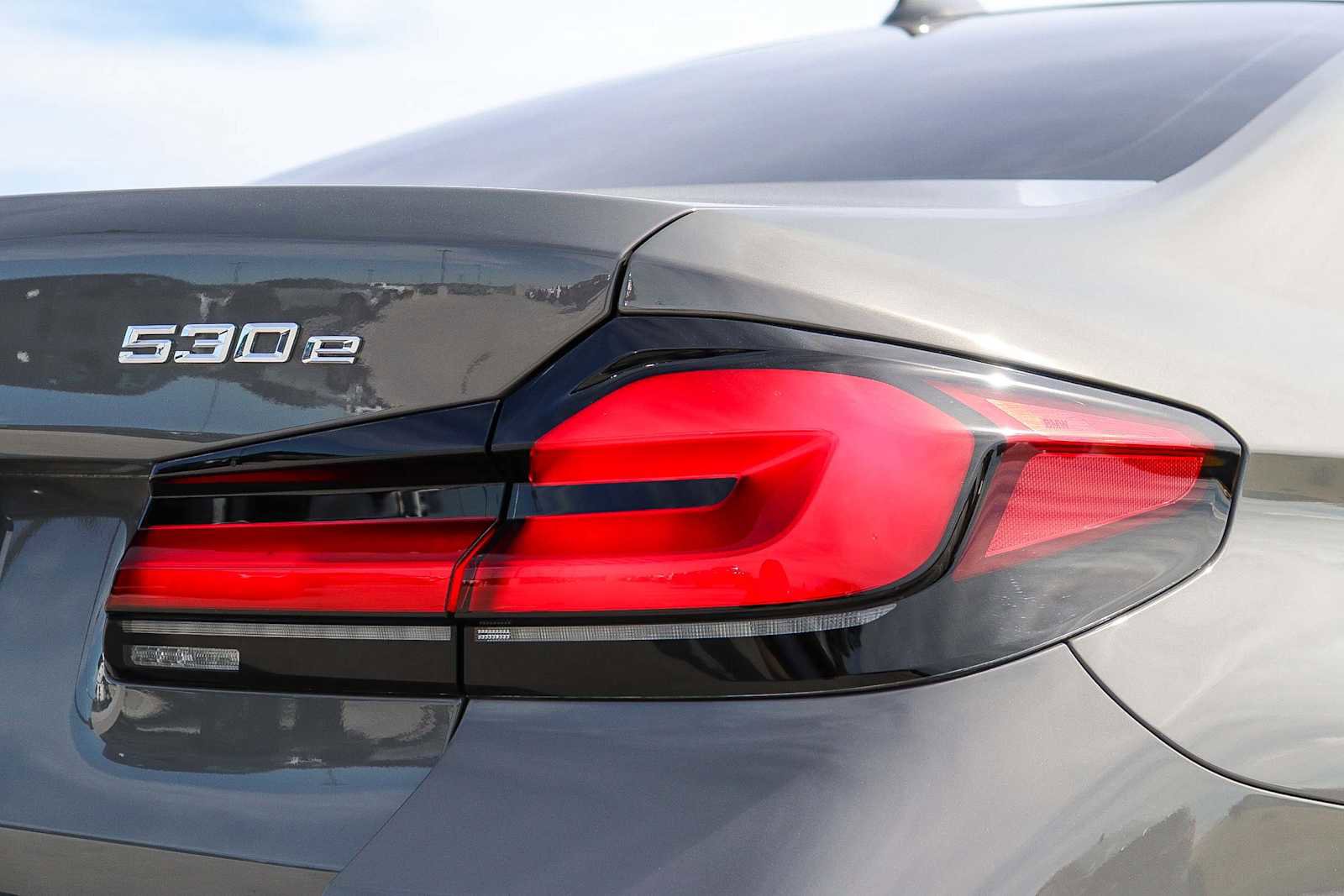 Used 2022 BMW 530e w/ M Sport Package image 10