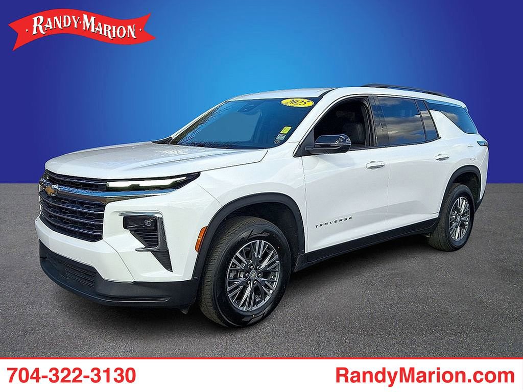 Used 2025 Chevrolet Traverse LT image 1