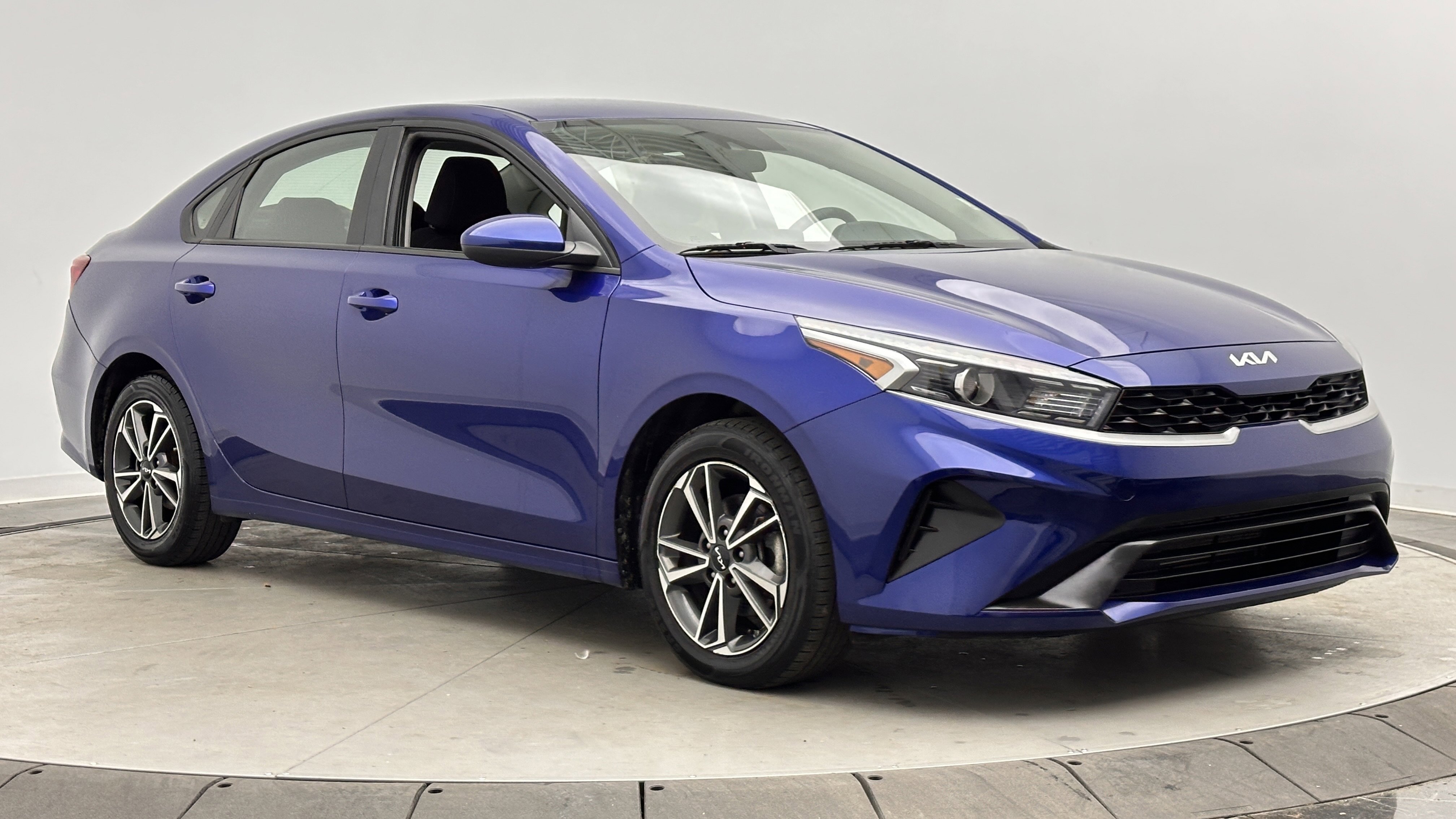Used 2023 Kia Forte LXS FWD image 3