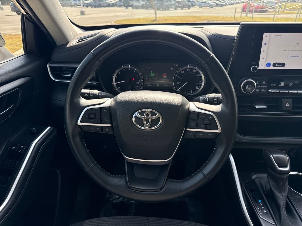 Used 2023 Toyota Highlander LE AWD/4WD image 19