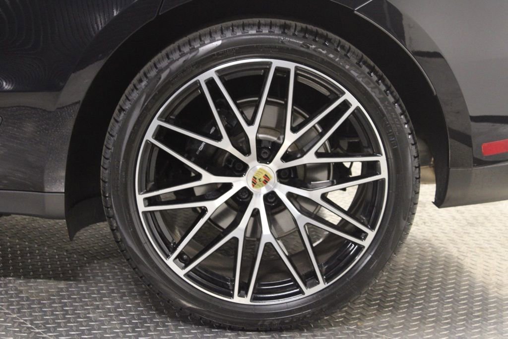 Certified 2025 Porsche Macan AWD/4WD image 16