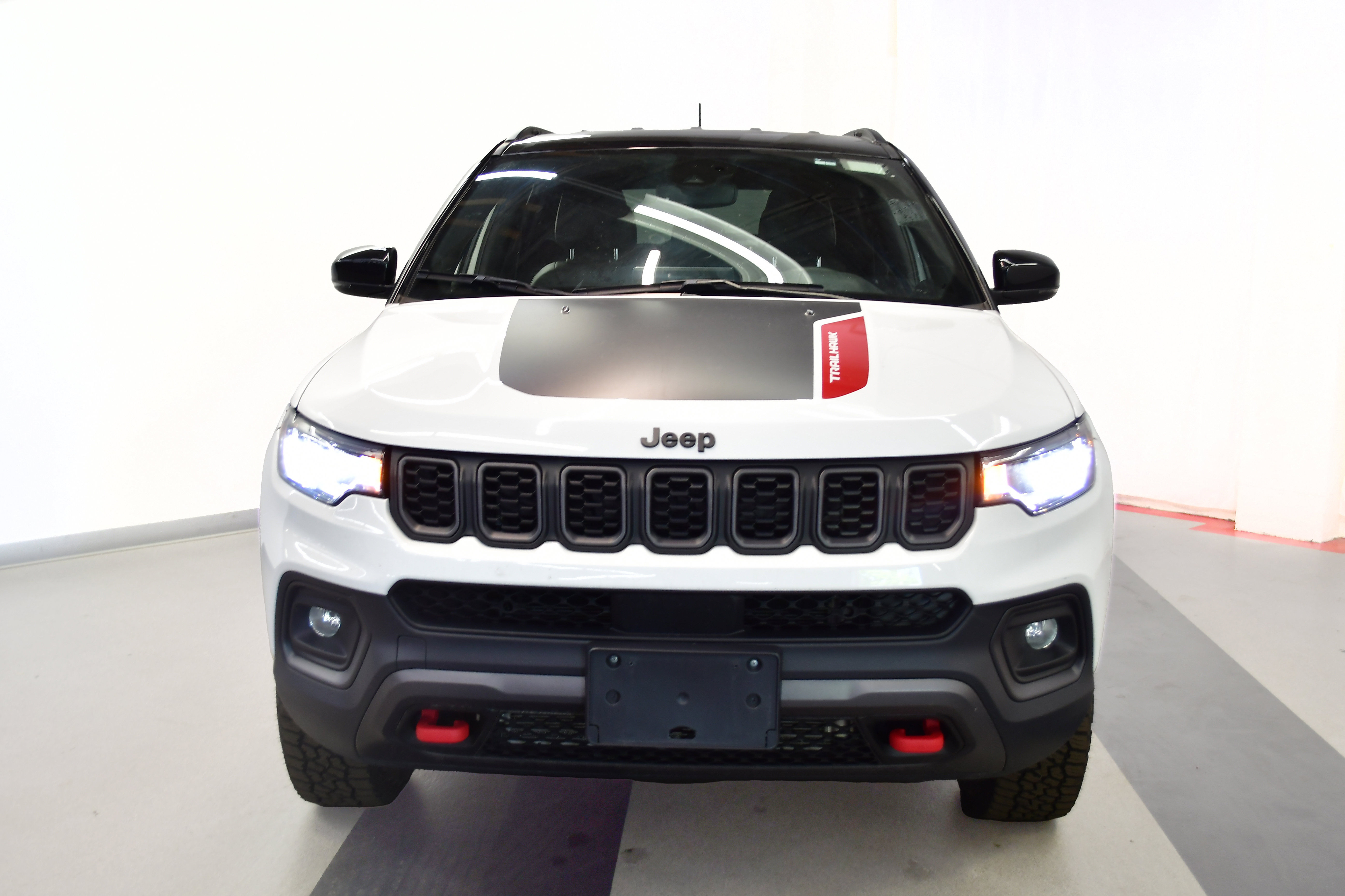 Used 2025 Jeep Compass Trailhawk AWD/4WD image 3