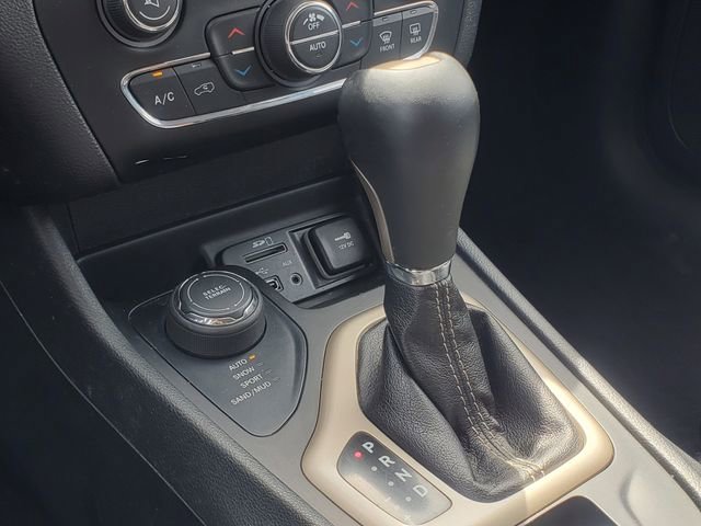 Used 2016 Jeep Cherokee Limited AWD/4WD image 25
