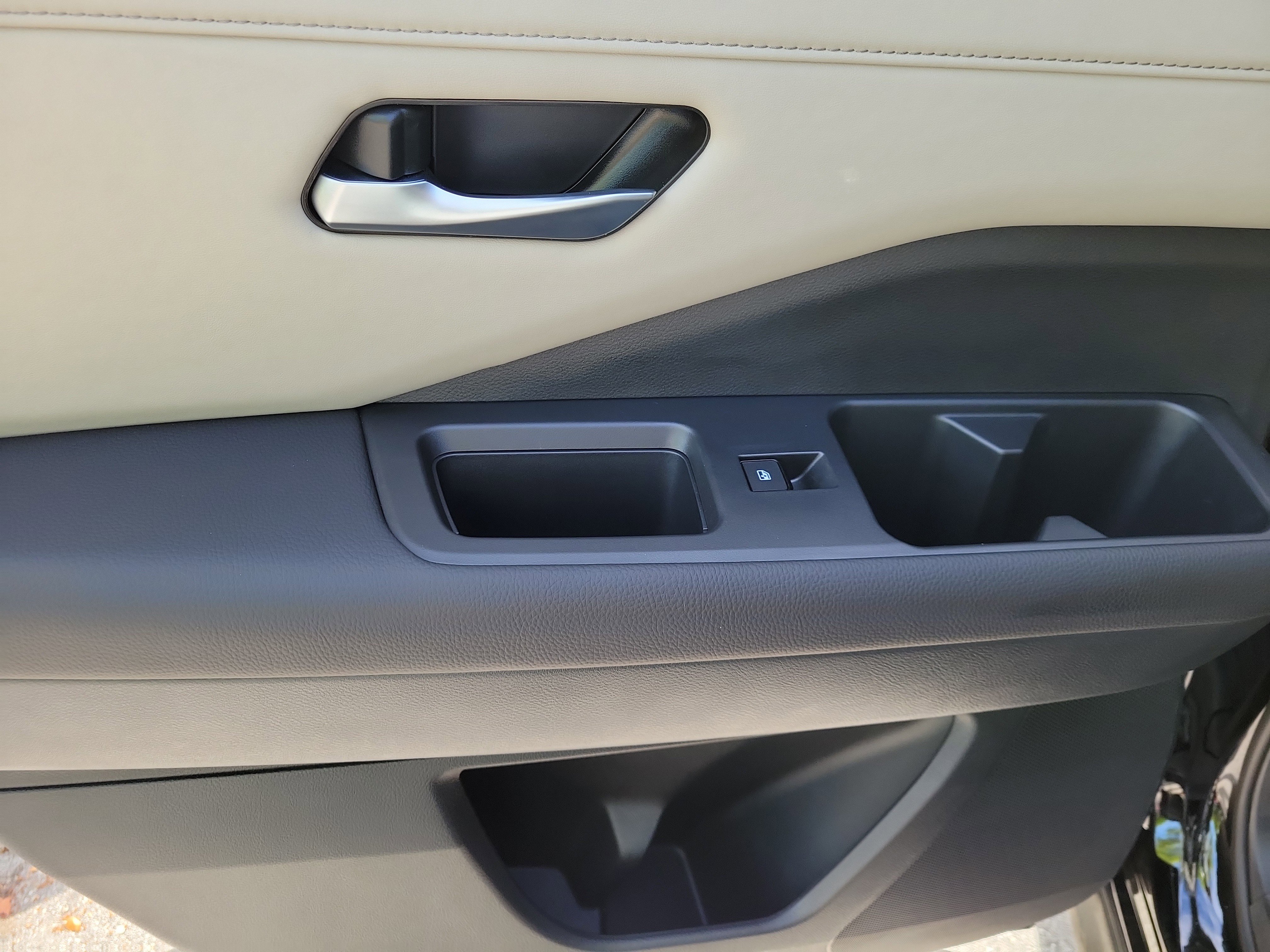 Used 2025 Nissan Pathfinder SL FWD image 18