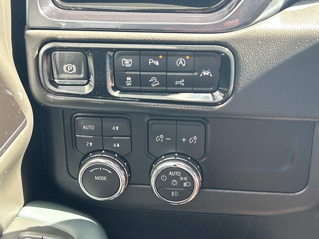 Used 2026 GMC Yukon AT4 w/ LPO, Floor Liner Package image 36