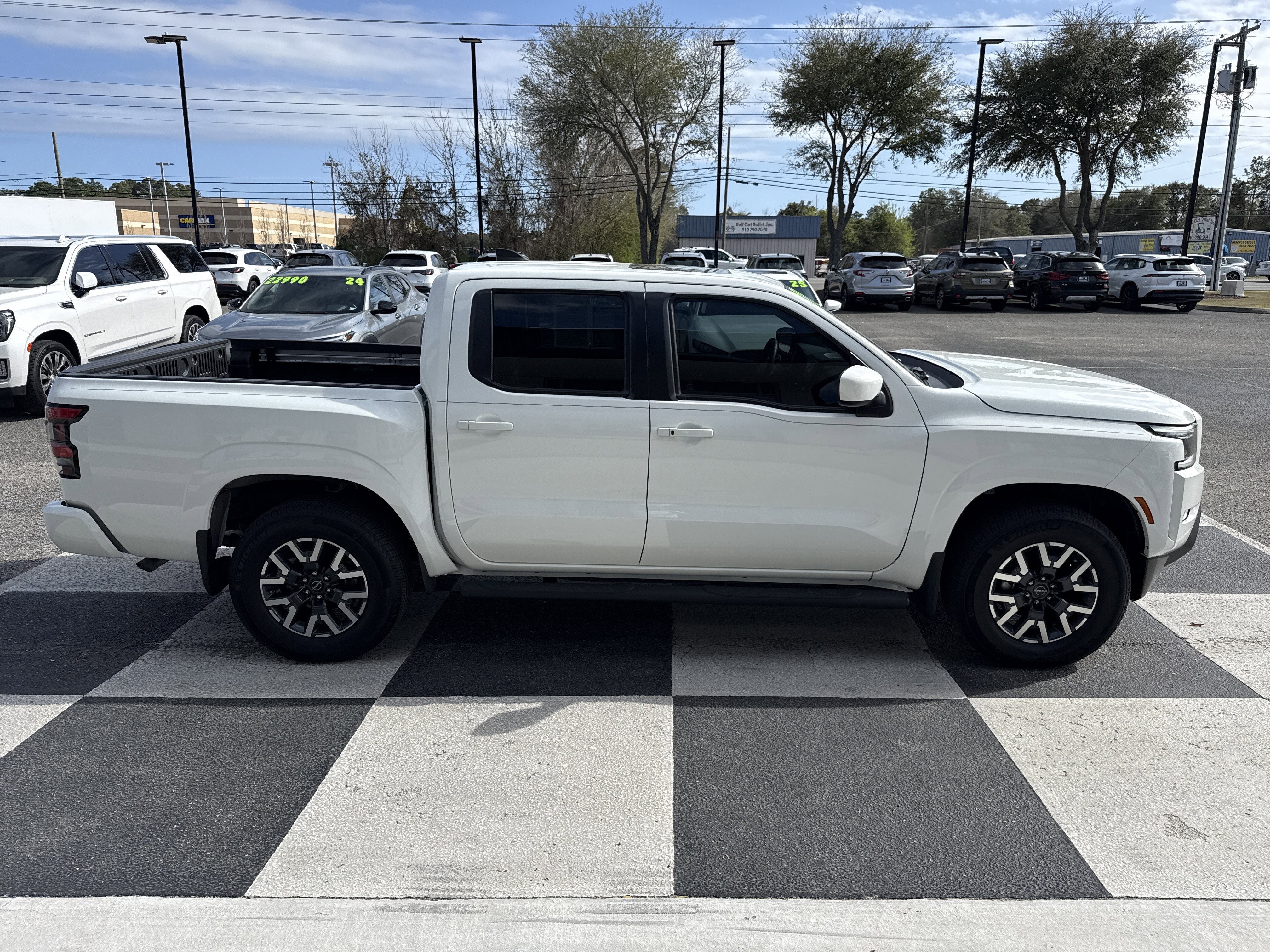 Used 2024 Nissan Frontier SL w/ Technology Package AWD/4WD image 3