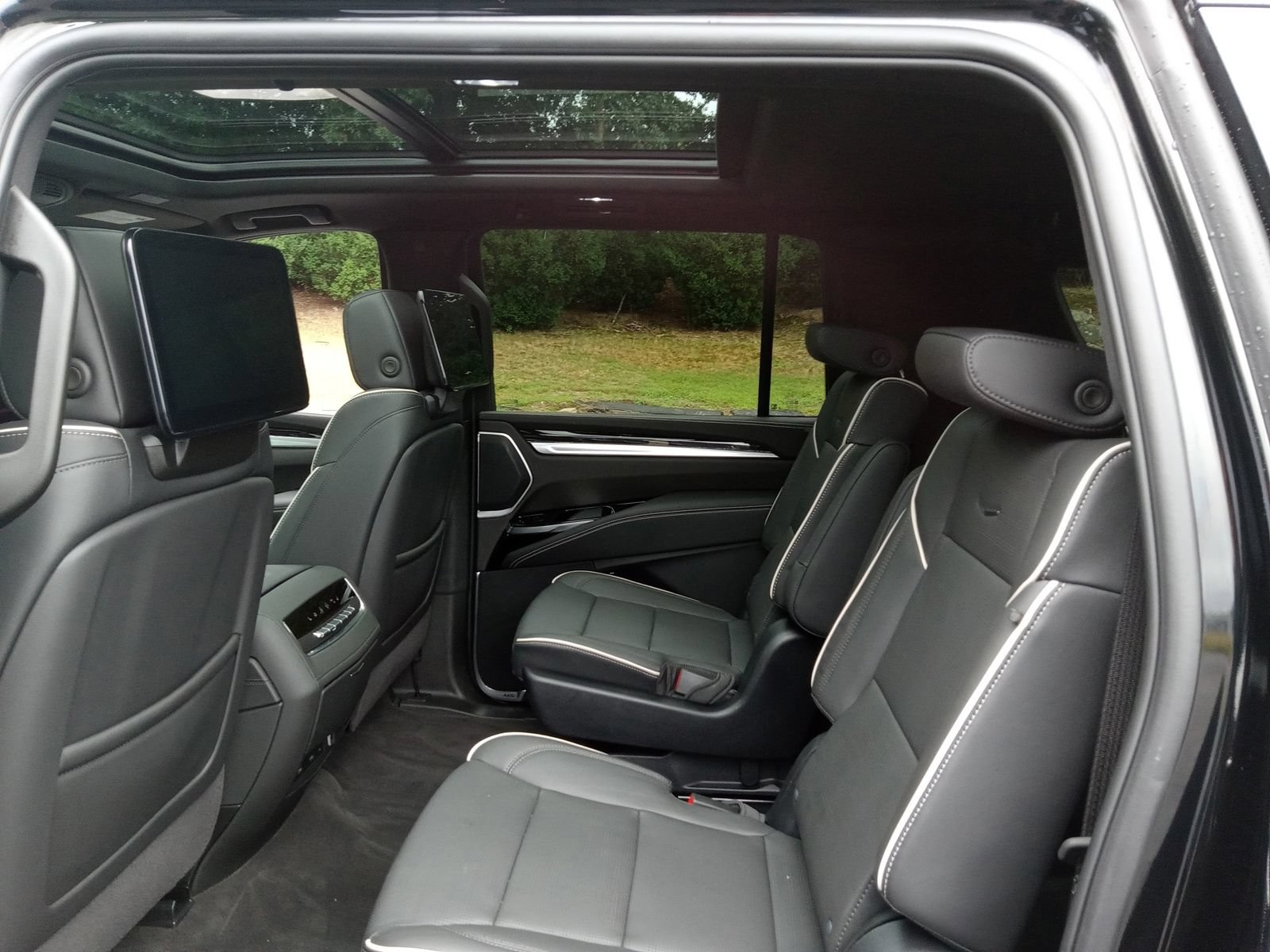 Used 2026 Cadillac Escalade ESV Sport w/ LPO, ONYX Package AWD/4WD image 24