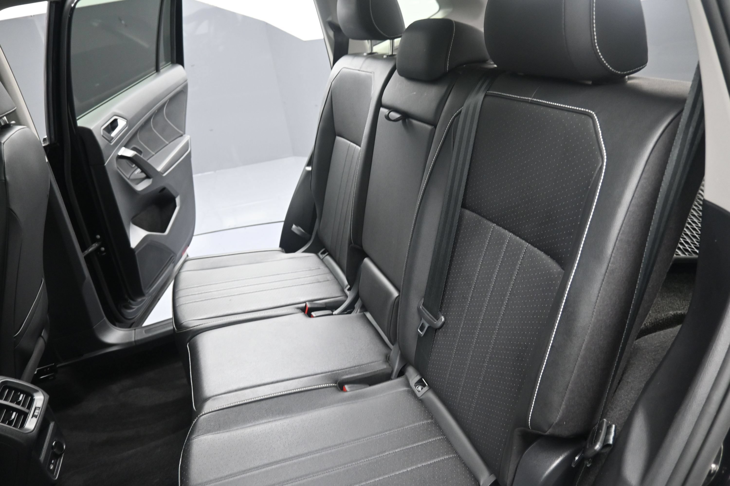 Used 2023 Volkswagen Tiguan SE w/ Panoramic Sunroof Package AWD/4WD image 36