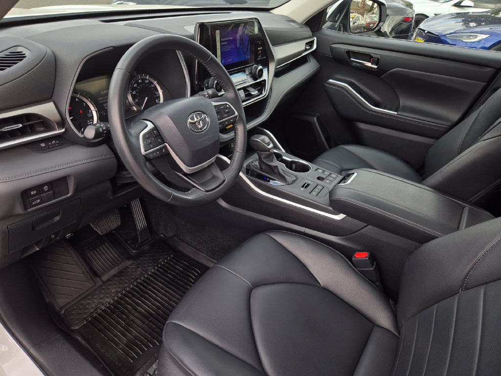 Used 2024 Toyota Highlander XLE AWD/4WD image 10