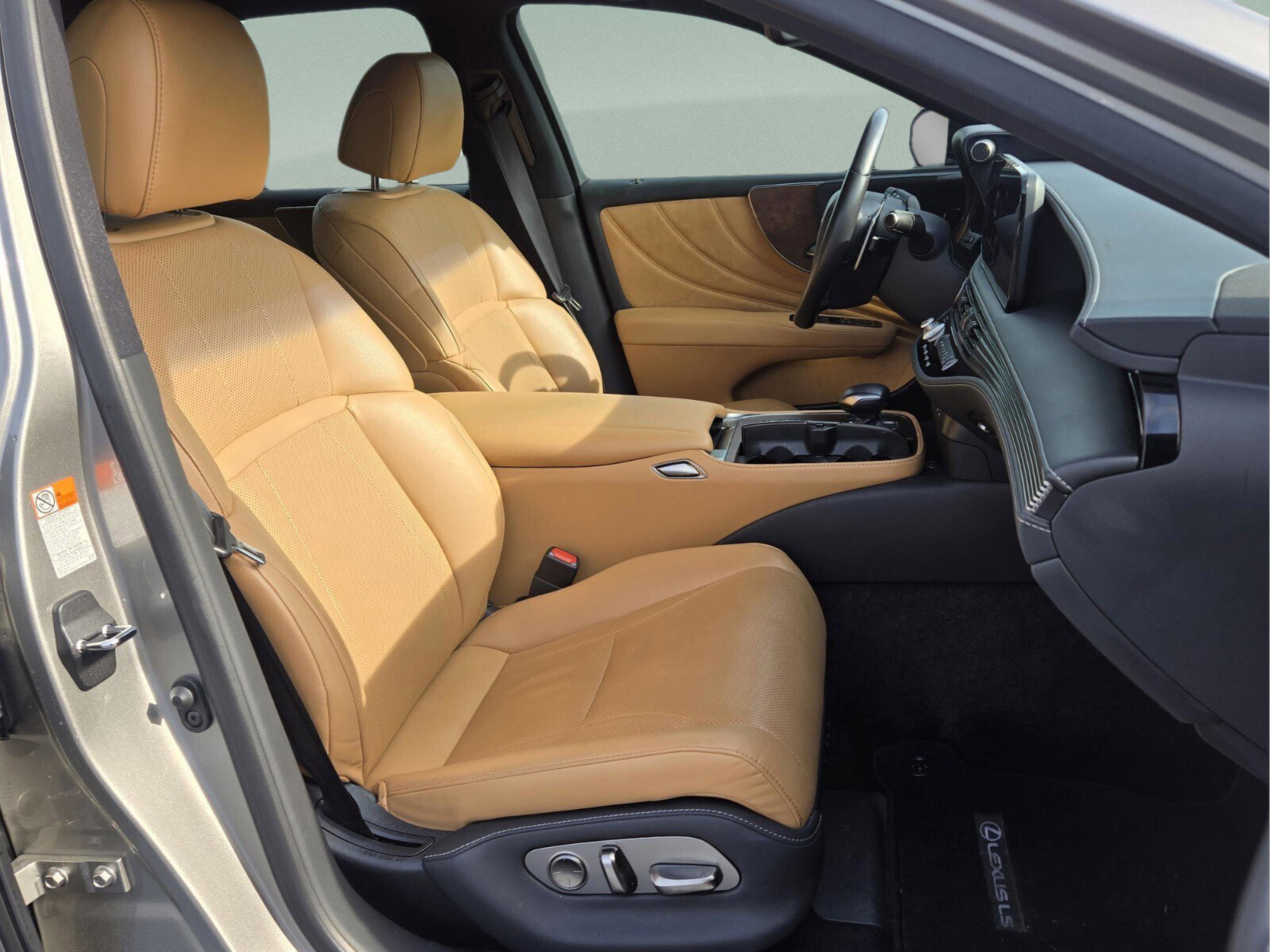 Certified 2023 Lexus LS 500 w/ Accessory Package (Z2) RWD image 13