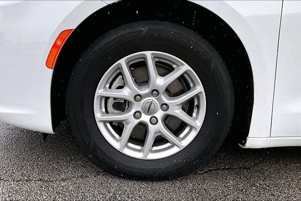 Used 2023 Chrysler Pacifica Touring-L FWD image 8