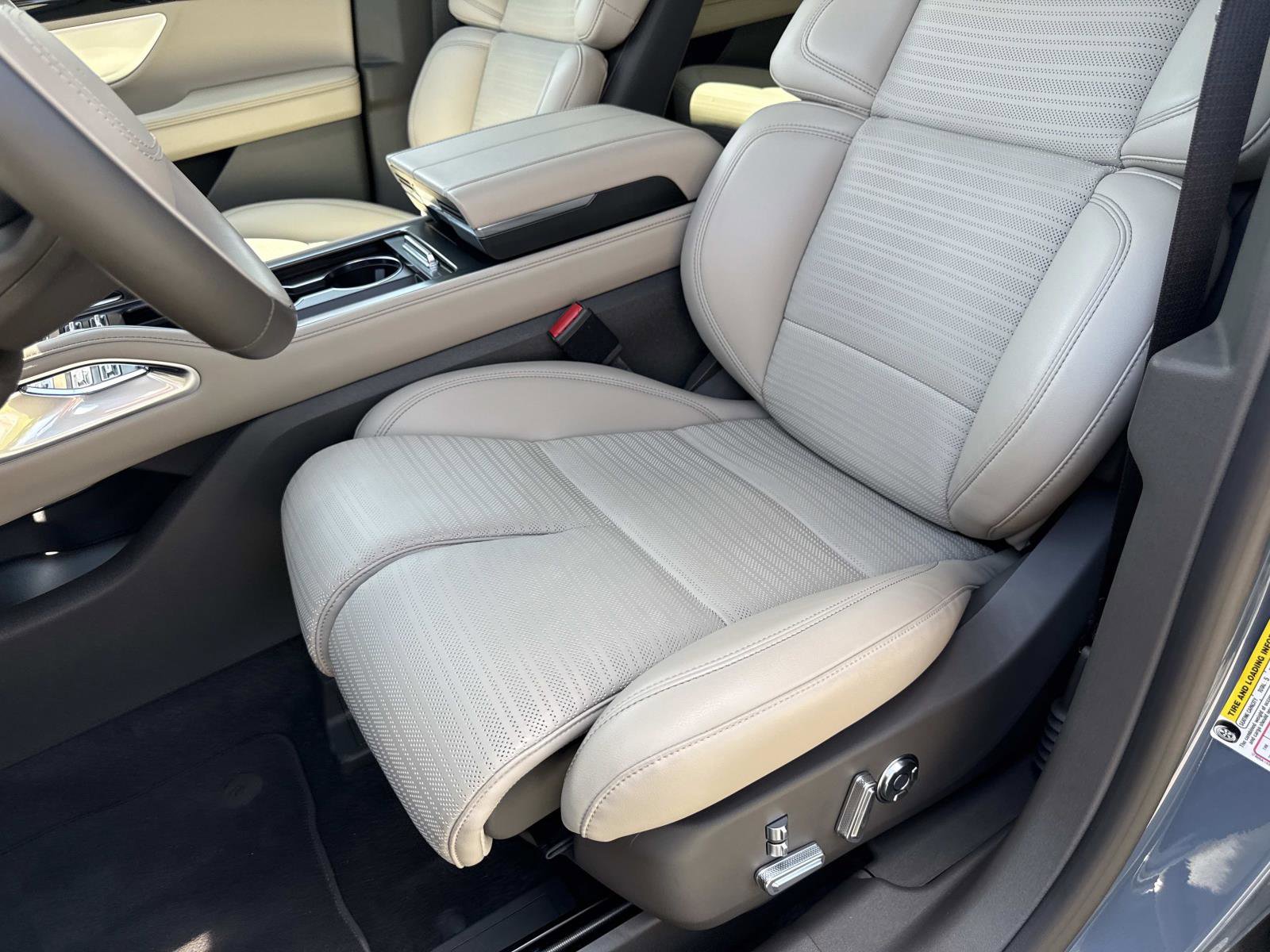 Used 2025 Lincoln Nautilus Reserve AWD/4WD image 22