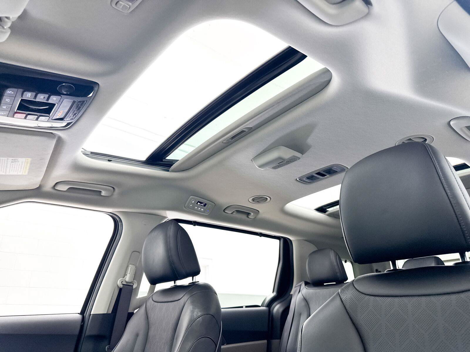 Used 2025 Kia Carnival SX FWD image 4