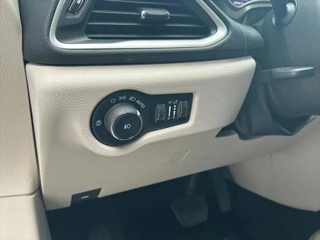Certified 2023 Chrysler Pacifica Touring-L FWD image 18