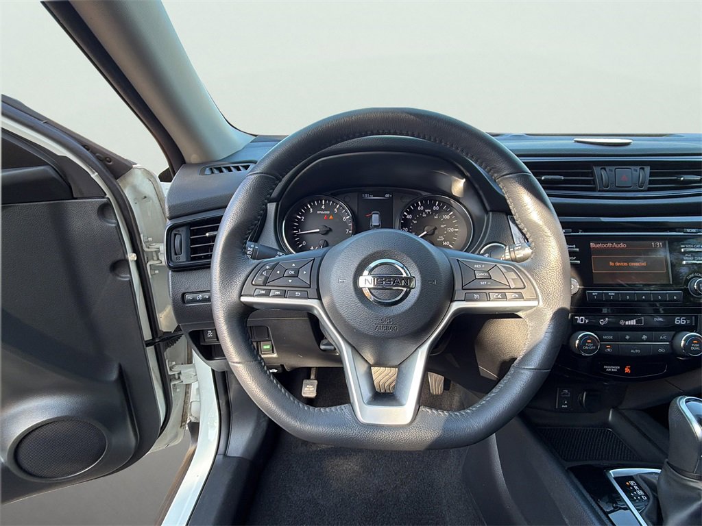 Used 2017 Nissan Rogue SV image 4