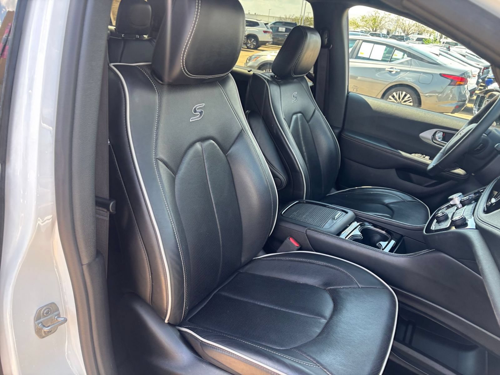 Used 2025 Chrysler Pacifica Limited FWD image 40