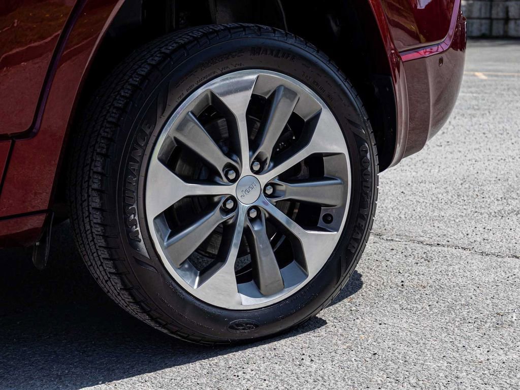 Used 2019 Jeep Cherokee Overland w/ Technology Group AWD/4WD image 8