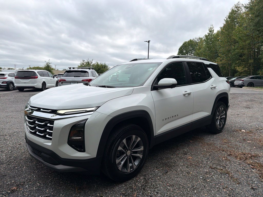 Used 2025 Chevrolet Equinox LT w/ Convenience Package II FWD image 2