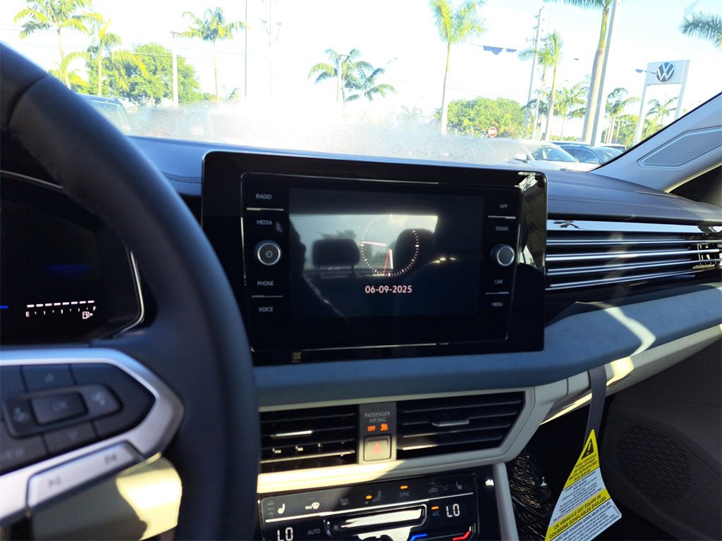 Used 2025 Volkswagen Jetta SE w/ Black Wheel Package image 8