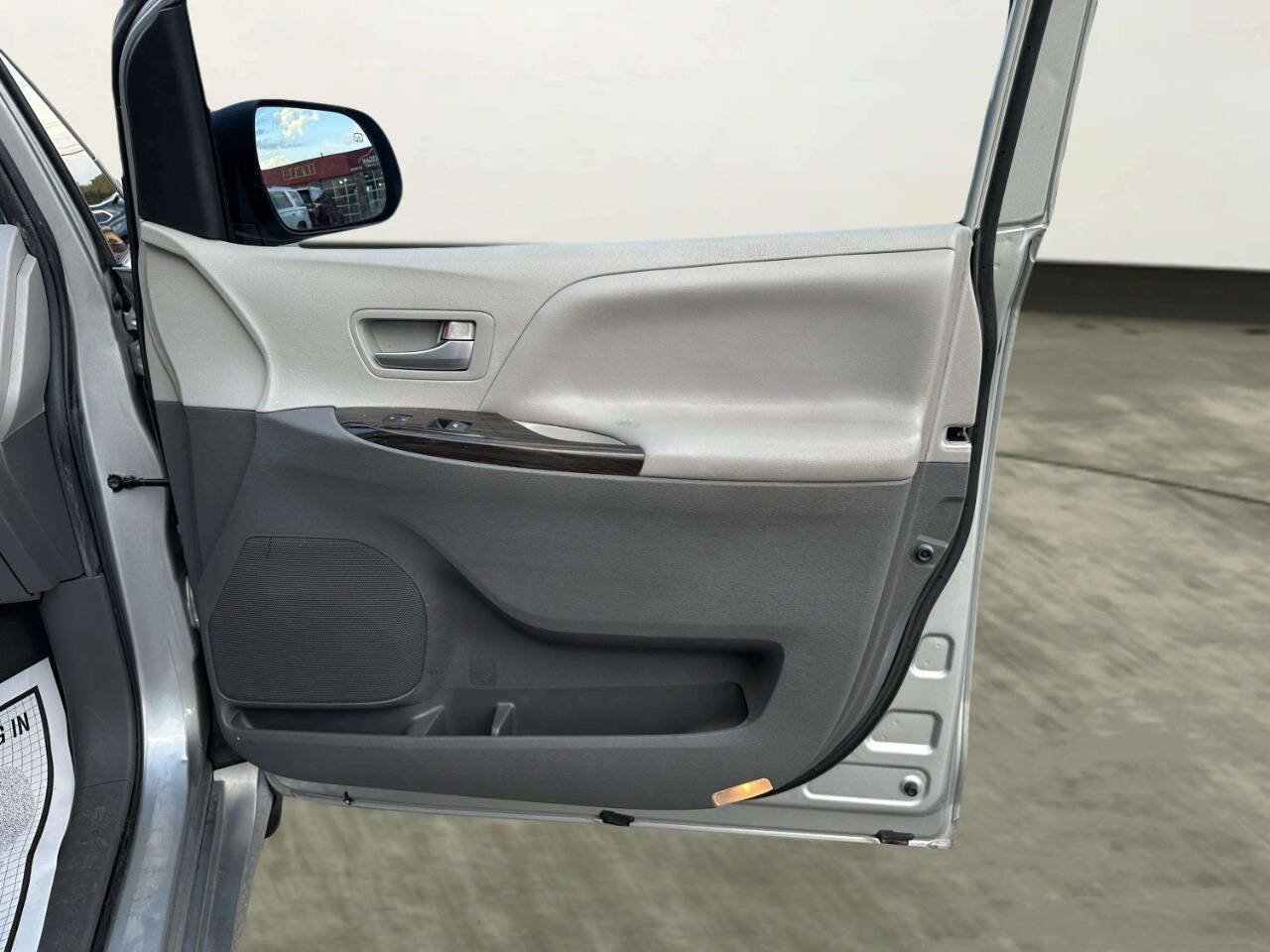 Used 2020 Toyota Sienna XLE w/ XLE Navigation Package FWD image 16