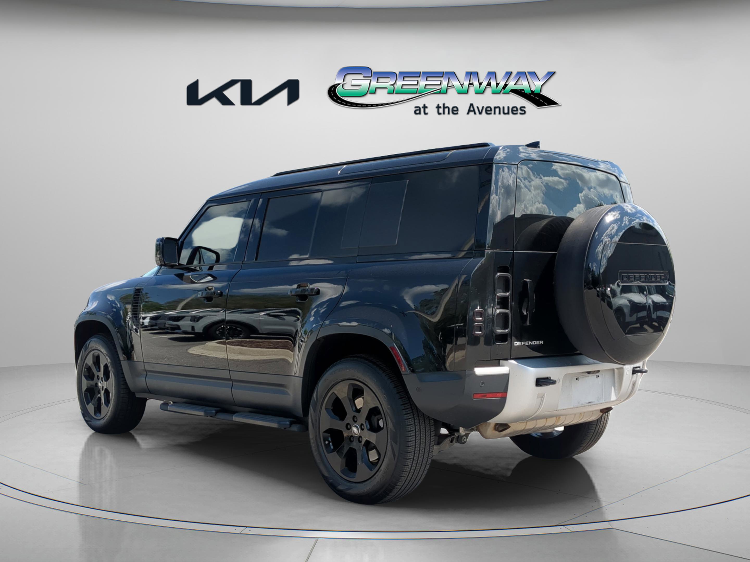 Used 2025 Land Rover Defender 110 S AWD/4WD image 4
