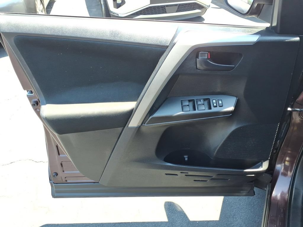 Used 2018 Toyota RAV4 LE FWD image 6
