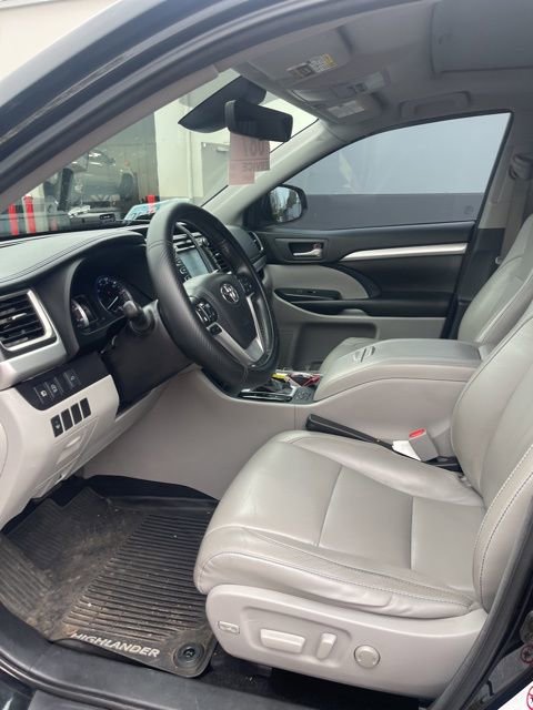 Used 2017 Toyota Highlander XLE image 2