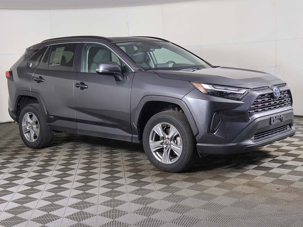 Used 2022 Toyota RAV4 XLE w/ Convenience Package image 2