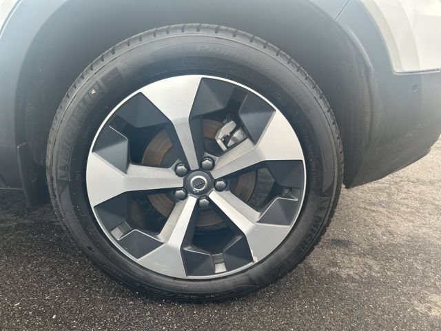Certified 2025 Volvo XC40 B5 Plus AWD/4WD image 9