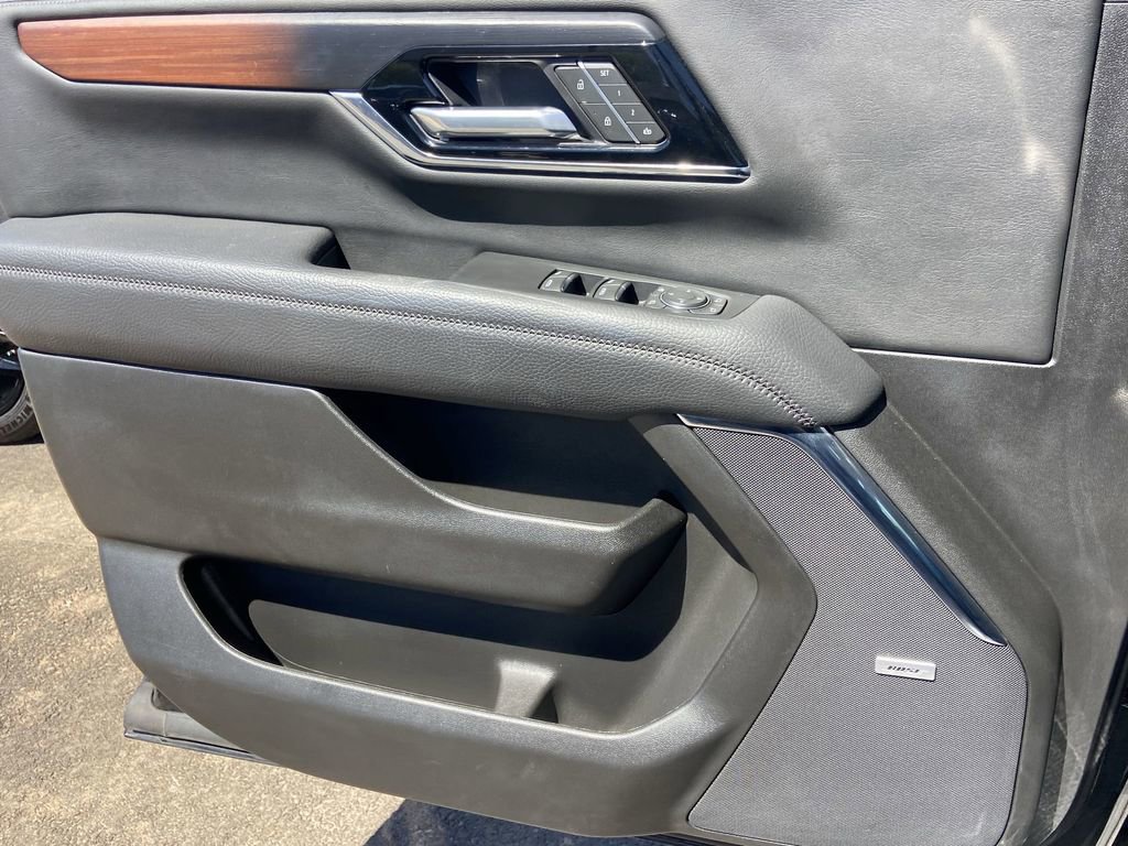 Used 2025 GMC Yukon XL Denali AWD/4WD image 18
