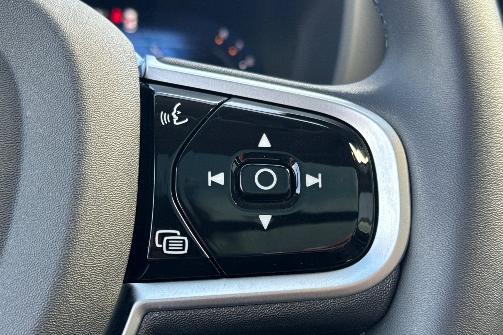 Certified 2026 Volvo XC60 B5 Plus w/ Climate Package PRO image 27