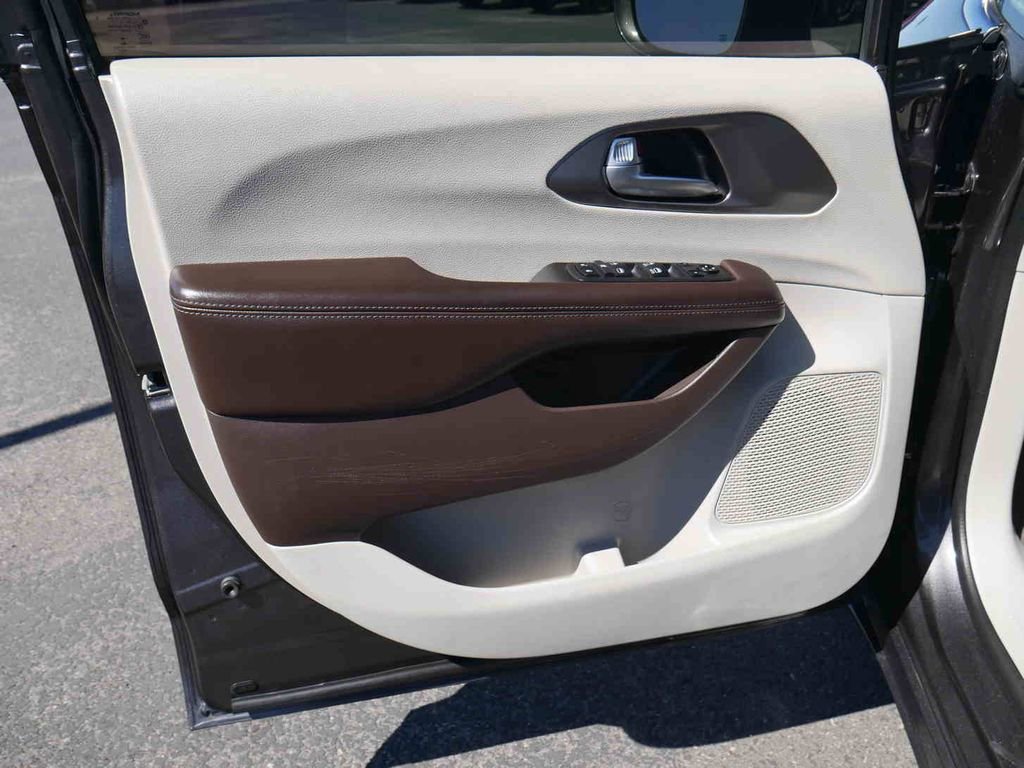 Used 2019 Chrysler Pacifica Touring-L w/ Advanced Safetytec Group image 23