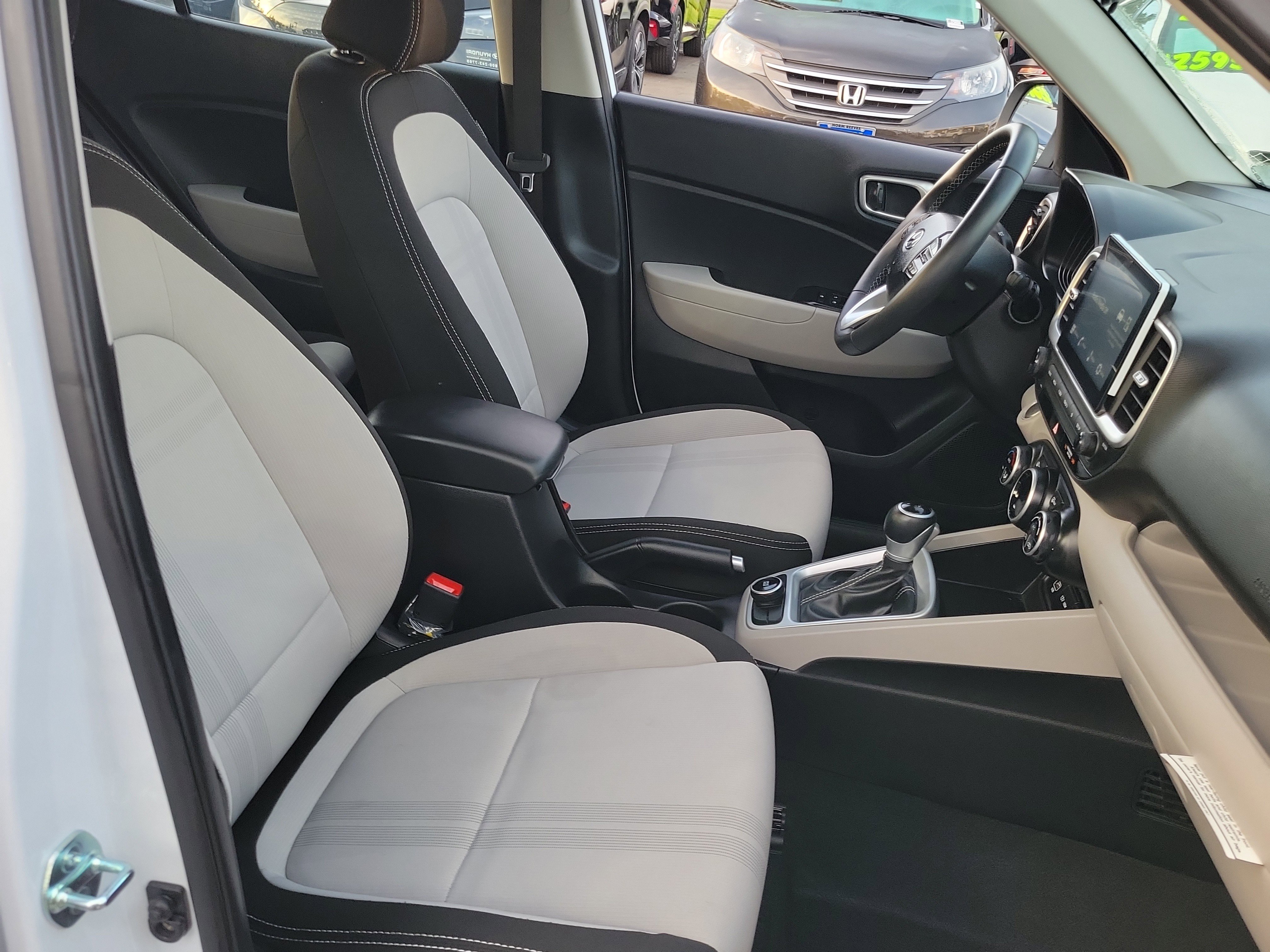 Certified 2025 Hyundai Venue SEL image 22