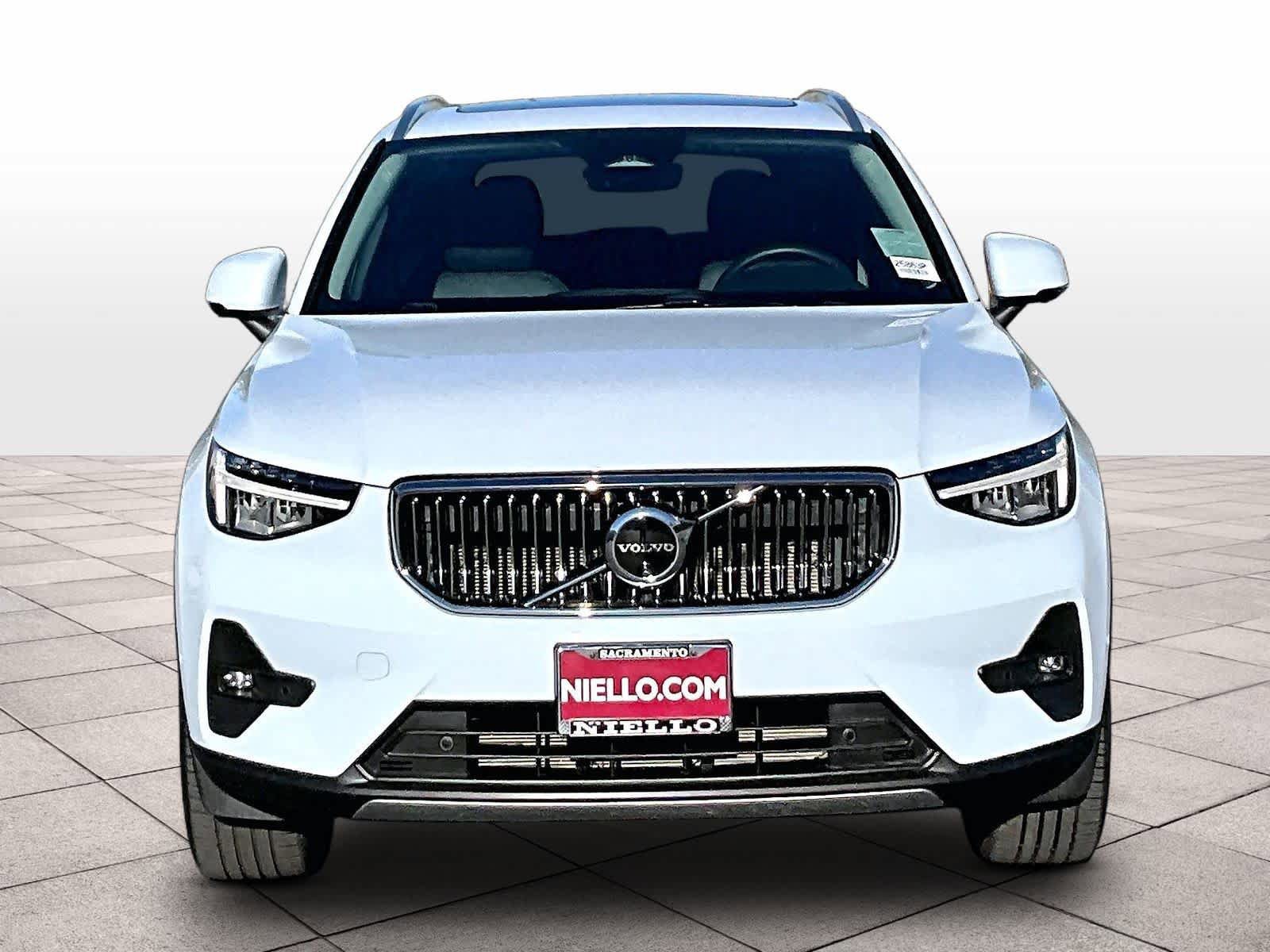 Used 2025 Volvo XC40 B5 Plus image 3
