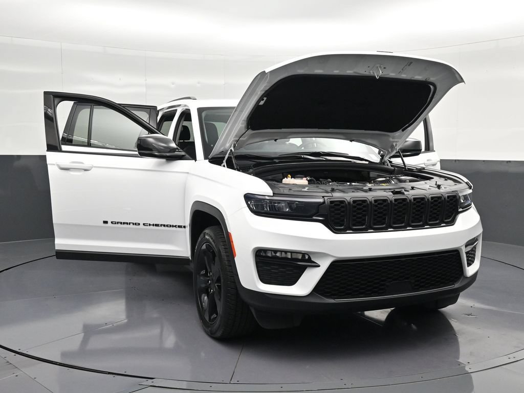 Used 2024 Jeep Grand Cherokee Limited w/ Black Appearance Package AWD/4WD image 37