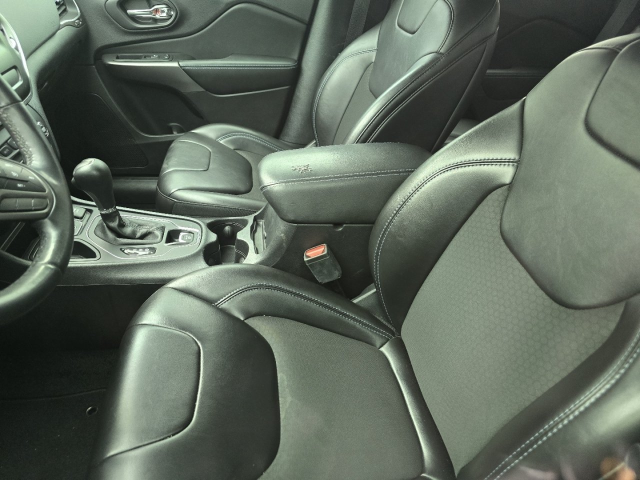 Used 2019 Jeep Cherokee Latitude Plus w/ Comfort/Convenience Group FWD image 14