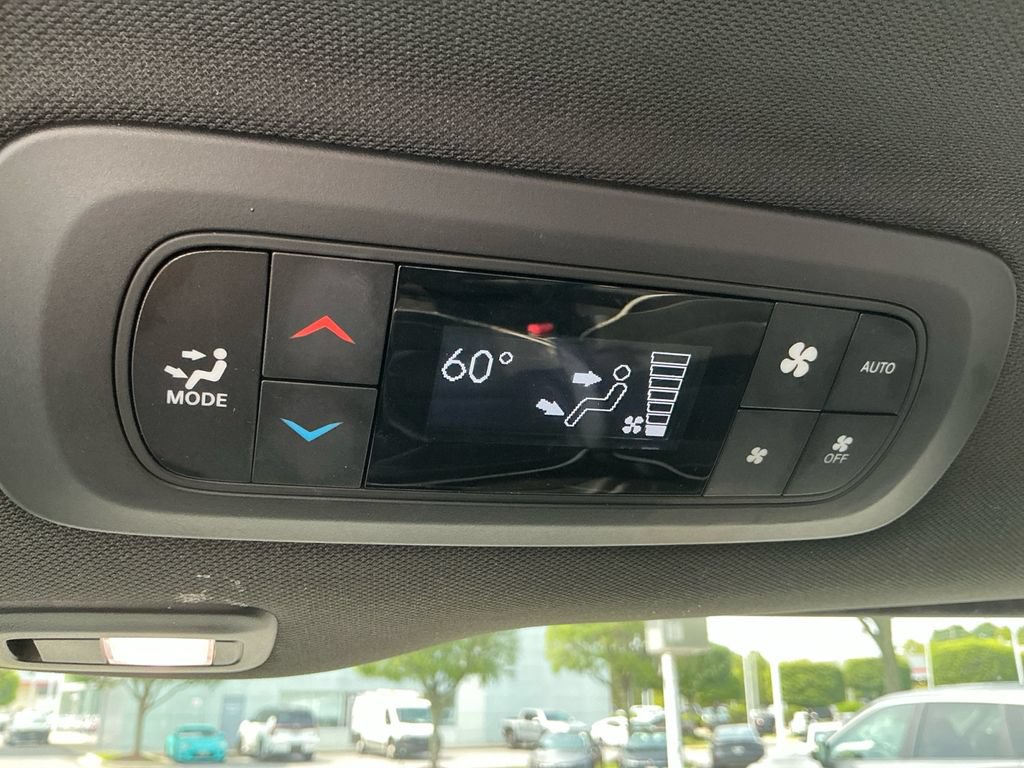 Used 2025 Chrysler Pacifica Limited FWD image 32
