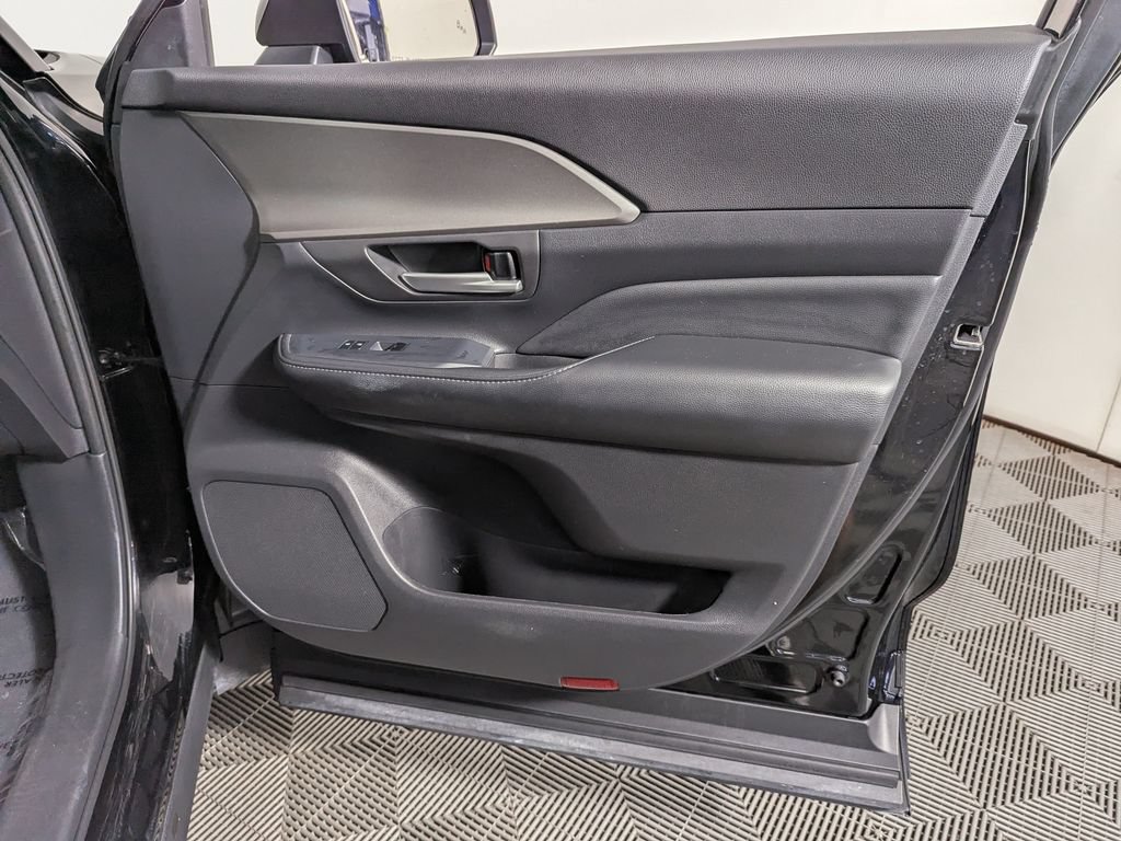 Used 2025 Toyota Grand Highlander AWD image 27
