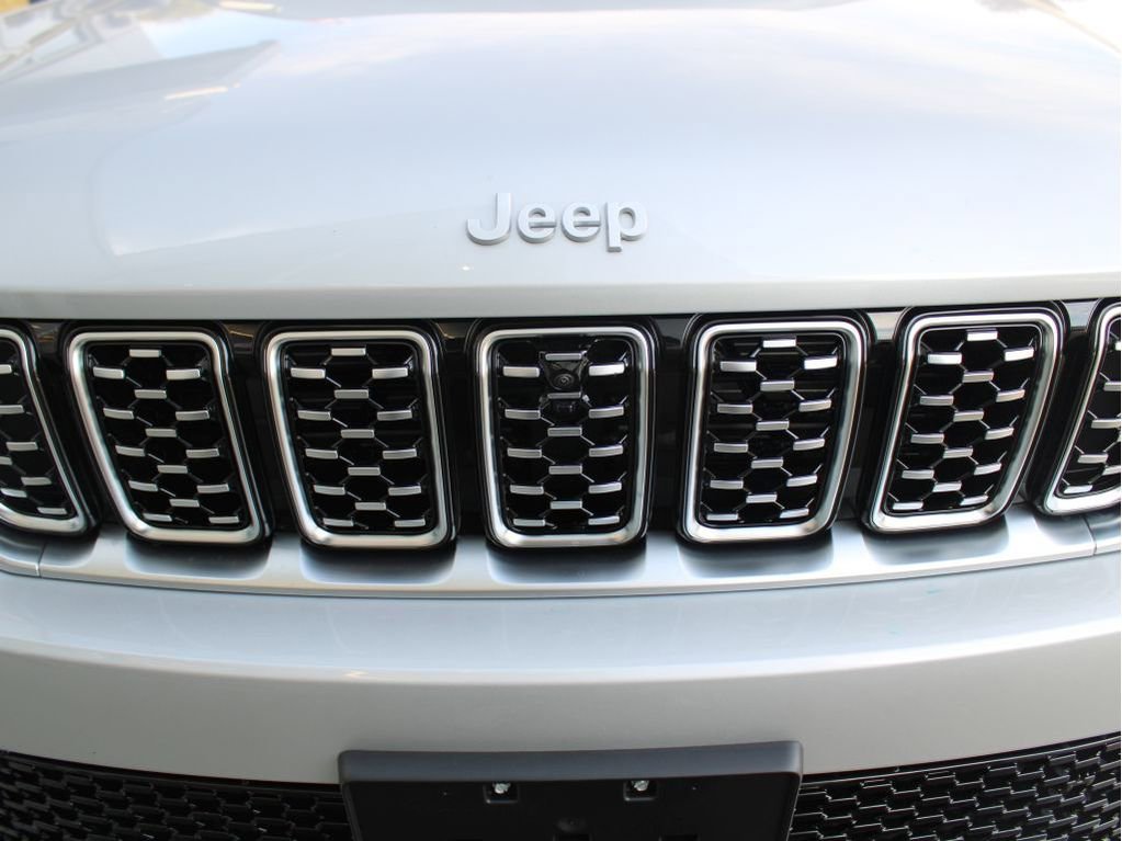 New 2025 Jeep Grand Cherokee Summit image 39