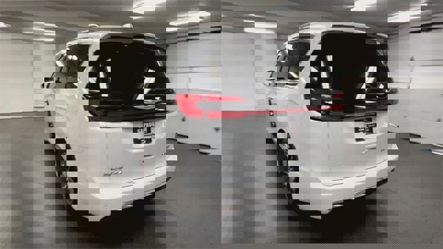 Used 2022 Chrysler Pacifica Limited image 7