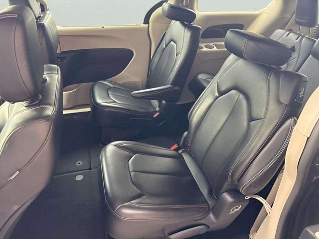 Used 2023 Chrysler Pacifica Touring-L image 9