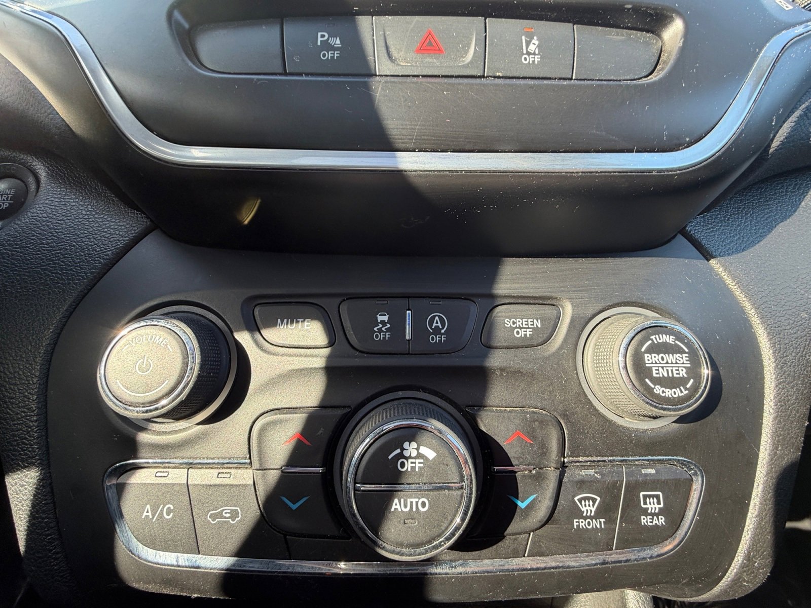 Used 2022 Jeep Cherokee Latitude Lux w/ Sun & Sound Group image 21