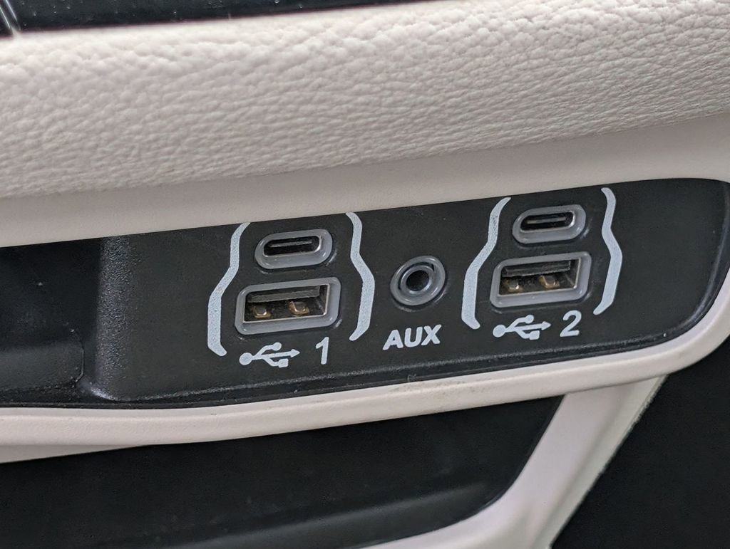 Used 2023 Chrysler Pacifica Touring-L image 33