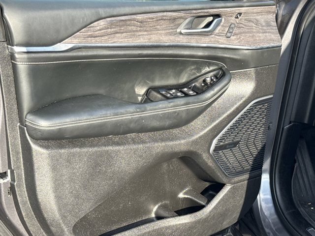 Used 2023 Jeep Grand Cherokee Overland w/ Advanced Protech Group III AWD/4WD image 15